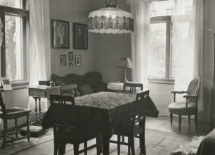 Bürgerliches Wohnzimmer mit älterem Mobiliar