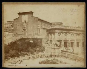 Kapitol, Rom: Schrägansicht auf den Kapitolsplatz mit Santa Maria in Aracoeli, den Palazzo Nuovo und die Dioskurenskupturen