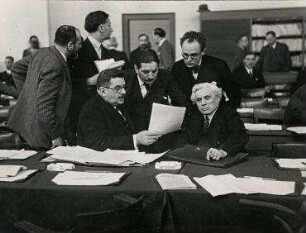 Die französische Delegation in der Sitzungspause während der Lausanner Konferenz. von links sitzend: Édouard Herriot, Joseph Paul-Boncour, stehend hinter Herriot: René Cassin