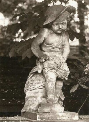 Putto: April : Puttenfigur im Ehrenhof (Ostrand): Knabe, ein Lamm scherend, Sandstein Höhe 1,20m