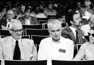 26. Tagung 1976 Physiker; Eröffnung: James Rainwater, Willis E. Lamb, Frau U. Lamb (angeschnitten)
