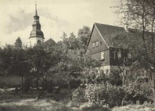 Lausa, Blick zur Kirche mit Bauernhaus