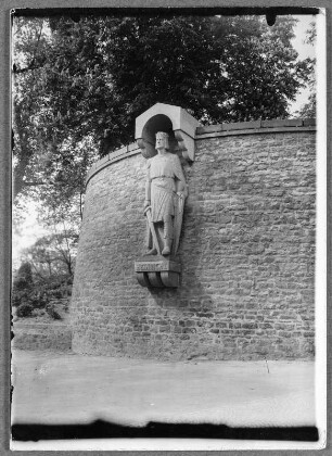 Am Denkmal für Kaiser Heinrich I. an der Stadtmauer in Merseburg