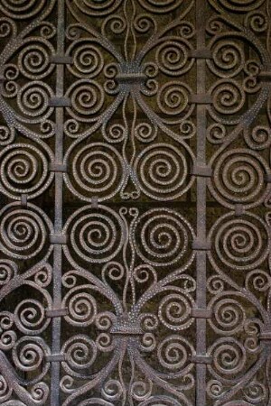 Frankreich. Auvergne. Haute Loire. Le Puy en Velay. Cathedrale Notre Dame. Romanischer Stil. UNESCO Weltkulturerbe. Cloitre. Kreuzgang. Romanisches Gitter. Detail