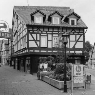 Wohn- und Geschäftshaus; Alsfeld, Mainzer Gasse 22, Mainzer Gasse 24