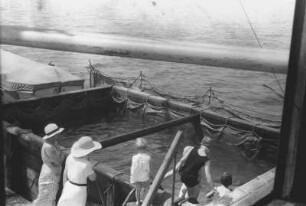 Bordschwimmbad : Schwimmbecken auf Deck des Dampfers Usaramo. Passagiere die baden