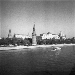 Moskau. Blick über die Moskwa zum Kreml (Baubeginn E. 15. Jh.)