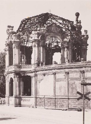 Dresden. Glockenspielpavillon des Zwinger : Dresden. Glockenspielpavillon des Zwinger. Wiederherstellung der Dachkonstruktion