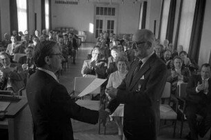 Verleihung des Bundesverdienstkreuzes an den scheidenden Vizepräsidenten der Oberpostdirektion Karlsruhe Dr. Hans-Dietrich Henschel