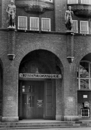 Hamburg-Mitte. Ansicht des Portals des in Backstein errichteten Gebäudes der Handwerkskammer am Holstenwall.