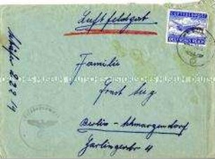 Adressierter Briefumschlag mit einer Briefmarke der Luftfeldpost