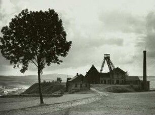 Zschorlau, Erzgebirgskreis, Türkschacht auf der Halde. Blick von Nordosten über die Zeche auf den Ort
