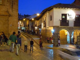 Cusco - Plaza de Armas am Abend : Der Hauptplatz, Plaza de Armas, am Abend. Aufgenommen am 29. August 2011 in Cusco