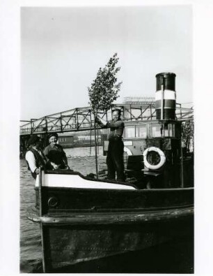 Hamburg. Hafen. Für den Hafengeburtstag werden auch die Schlepper "schön gemacht". "We moken den Kuhn smuck !" - sagen die drei Seeleute und binden ein Bäumchen an