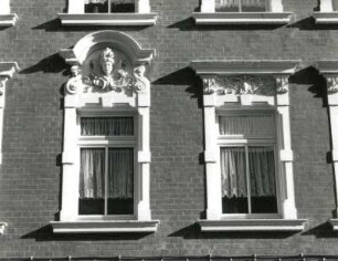 Leipzig-Lindenau, Helmholtzstraße 21. Wohnhaus. Um 1900. Fenster (1. OG)