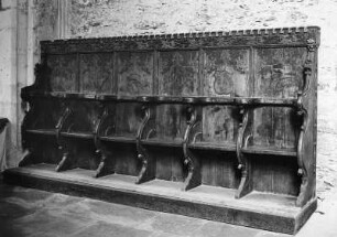 Betstuhl mit sechs Sitzen : Betstuhl mit sechs Sitzen. Holz, geschnitzt (1512).