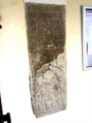 Fristingen-Langhaus Traufseite Süd - vermauertes Grabsteinfragment mit Inschrift (Hochrelief) - wohl 17 Jh sowie verwitterter Personendarstellung (geistlicher Habitus)