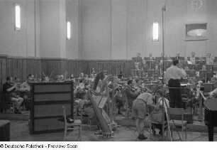 Orchesterprobe mit dem kubanischen Dirigenten Enrique González Mántici