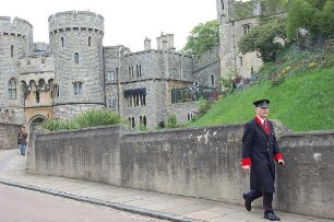 Windsor bei London - Hofbeamter im Schloss : Innenhof Schloss Windsor, Königlicher Hofbeamter in Uniform vorn, Tourist hinten, aufgenommen am 15. Mai 2006