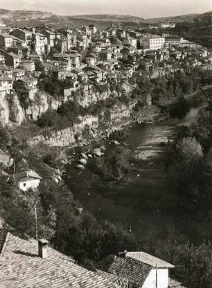 Bulgarien. Weliko Tarnowo (Tirnowo, Tirnovo). Stadtansicht von Südwest mit Fluss Jantra