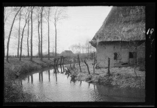 Comines (Dep. Nord, Frankreich): "flandrischer Bauernhof" an einer Gewässerbiegung