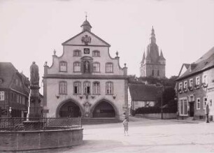 Brilon, Marktplatz : Brilon. Marktplatz. Blick über den Marktbrunnen gegen Rathaus und Turm der Katholischen Pfarrkirche