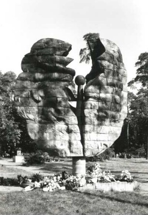 Dresden-Trachau, Moritzburger Landstraße 299. Heidefriedhof (1929-1934 angelegt). Denkmalsanlage für die Bombenopfer von 1945 (1962-1963; K. Girt, K. Röthig). Denkmal