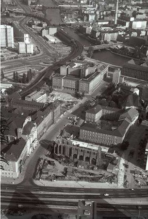 Berlin: Ost; Blick vom Fernsehturm; Rathaus - Nicolai Viertel
