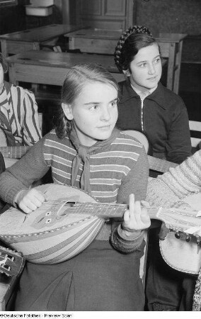 Mandolinenspielerinnen des Altmügelner Pionierensembles