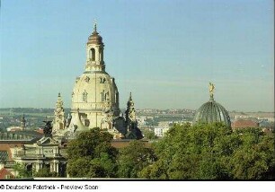 Ausstellungsgebäude des Sächsischen Kunstvereins : Blick aus der 12. Etage des Hotels "Am Terrassenufer", Terrassenufer 12, gegen Frauenkirche und Kuppel des Ausstellungsgebäudes des Sächsischen Kunstvereins