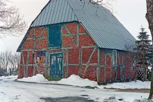 Langniendorf: Krübbenberg: Hofanlage: Wirtschaftsgebäude aus Fachwerk: Giebelseite mit Stalltür und Luke, Traufseite: Weg, Zäune: Schnee
