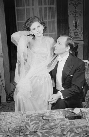 Szenenbilder aus der Komödie "Das verschlossene Haus" von Michael Harward am Schlossparktheater Berlin-Steglitz
