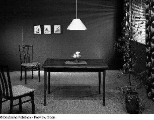 Eßtisch (Modell 316/8) : Eßtisch (1981; VEB Tischfabrik Finsterwalde) mit zwei Stühlen