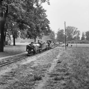 Dresden. 1. Pioniertreffen der DDR : Dresden, Pioniereisenbahn (Parkeisenbahn) am Fucikplatz