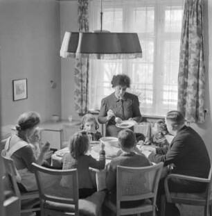 Familie beim Essen, wohl Familie von Gremmlers Verleger Hans A. Keune in Berlin