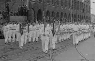 Ein Spielmannszug auf einer Parade anlässlich des II. Deutschen Turn- und Sportfestes
