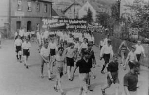 Spartakiade in Pöhla, Demonstration der männlichen Arbeitersportler mit der Losung "Nieder mit dem Verbotsplan der faschistischen Bourgeoisie" am 25./26. Juni 1932 : Spartakiade in Pöhla, Demonstration der männlichen Arbeitersportler