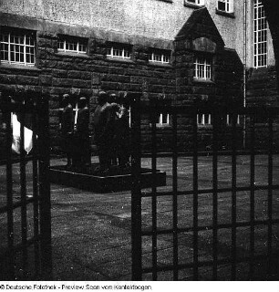 Dresden-Südvorstadt. Figurengruppe von Arnd Wittig im Innenhof der Gedenkstätte am Münchner Platz