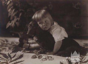 Kleines Mädchen mit Dackel