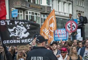 10.000 Menschen haben heute in Hamburg gegen Fremdenhass und rechte Hetze demonstriert. Anlass war die Kundgebung eines "Merkel muss weg"-Bündnisses am Gänsemarkt mit unter 200 Teilnehmern. Anmelder der Rechten war Kiezgröße Thomas "Togger" Gardlo, früherer Leibwächter von Ronald Schill und Trainer der "Identitären Bewegung". Hier: friedliche Gegendemonstranten am Rand des Platzes