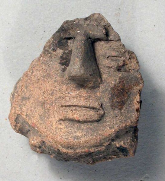 Tête d'une figurine en argile (fragment)