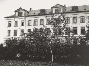 Schule : Eingangsseite der Schule mit Erweiterungsbau