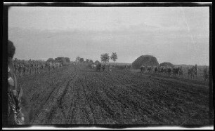 bei Zenta (=Senta, Serbien): breite morastige Landstraße mit Soldaten und Lastpferden an den beiden Seiten, im Hintergrund hohe Strohhaufen ("Marschstraße bei Zenta")