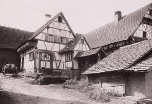 Appenweier, Bauernhaus : Appenweier. Bauernhaus (Nr. 134) mit Vordach zum Tabaktrocknen. Hofansicht mit Ziehbrunnen