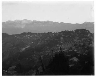 Darjeeling, Indien. Blick über die Stadt bis zum Kanchenjunga-Massiv