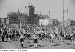 Pioniere auf dem Karl-Marx-Platz (heutiger Augustusplatz), im Hintergrund das Kroch-Hochhaus