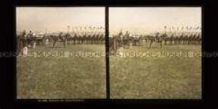 Kaiserliche Familie bei Truppenparade auf dem Tempelhofer Feld, defielieren der Garde-Kürassiere, Berlin