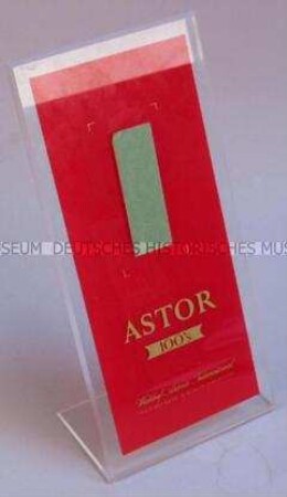 Werbeaufsteller für "Astor"-Zigaretten
