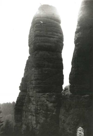 Sächsische Schweiz, Schrammsteine. Jungfer. Seilschaft Ehrhardt Renger im oberen Teil der Ostkante (VIIc)