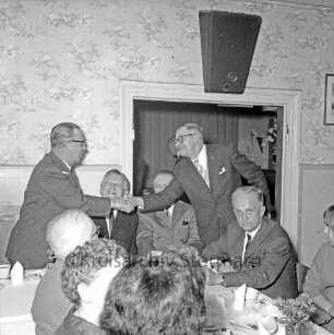 Siedlergemeinschaft Bad Oldesloe im Deutschen Siedlerbund: Hotel "Stadt Kiel": Erntedankfest: Bürgerworthalter Georg Koch und Vorsitzender Max Templin schütteln Hände